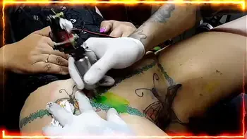 LE PINTAMOS EL CULO  Y LA CONCHA A LA PUTA , LA PREPARAMOS PARA  LAS PROXIMAS ORGIAS