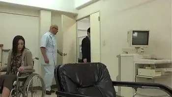 Geile sexy slimme patient wil dokter's lul nadat ze hem betrapt