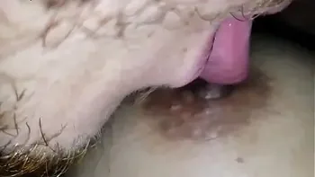 así toco a mi linda madrastra cuando descansa desnuda en el sofá