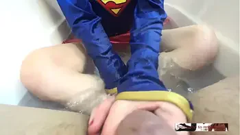 SuperGirl save the day and recive a orgasm