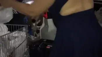 Esposa gordinha gostosa safada vai ao Mercado com o Corno que filma ela mostrando a Bunda 1