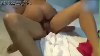 Esposa novinha iniciante transando e conversando com o corno.