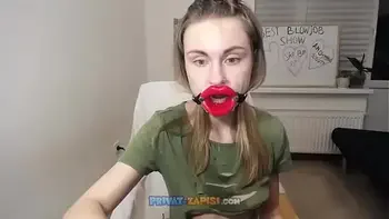 Любительница жесткого секса riderkelly сосет силиконовый пенис со спермой на лице