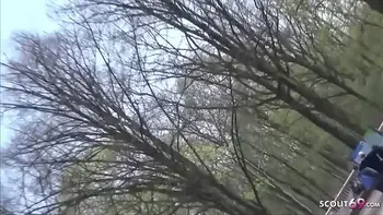 German Public - Deutsche Studentin Elisa in Berlin mitten im Park gefickt