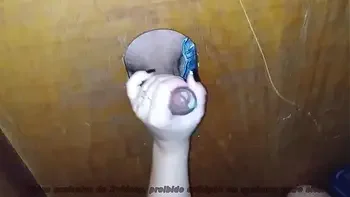 O Pintinho pequeno não aguentou o boquete e a punhetinha e gozou antes da hora.