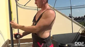 Rooftop blowjob with Milf Vyvan Hill gives handyman orgasmic compensation