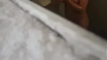 Camara espia a colombiana. Se da cuenta.