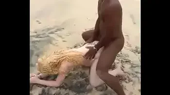pescador sortudo filho da puta comeu a morena e albina no meio da praia