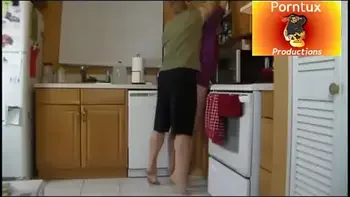 hijo se aprovecha de mama en la cocina