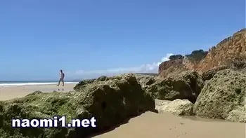 ejaculation et pipi sur une plage public