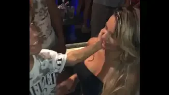 Esse anão é foda que tenha visto e de quebra comeu a novinha