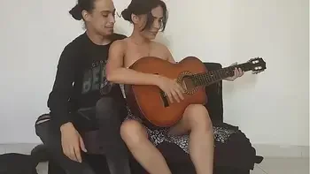 Mi hermanastra es una cachonda, quiere que la masturbe mientras toco la guitarra - Porno en espanol