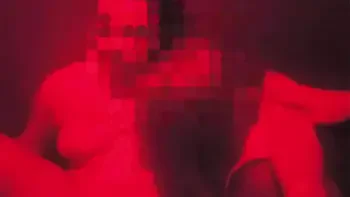 Hotwife foi sozinha na casa de swing e deixou o cuckold em casa, transou com o solteiro e depois deu para o marido