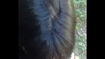 aburrida en el patio hablando con amigo