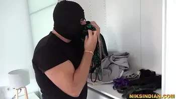 पुलिस वाली ने चोर को अपने बड़े चुचों से दूध पिलाया और जमकर चुदाई की