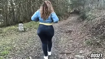 fui a dar una vuelta con mi madrastra por el bosque y termi follandome su enorme culo