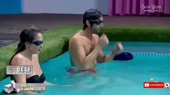 Samira se le cae el sujetador y se le ve todo.