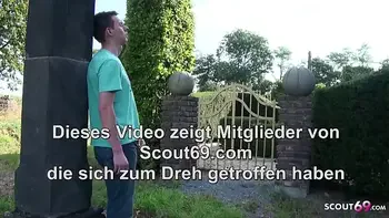 Mutter erwischt Stief Sohn beim wichsen im Garten und fickt mit ihm - German m.