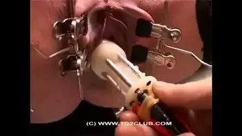 victoria essaie les éguilles dans les seins et un plug géant dans son cul