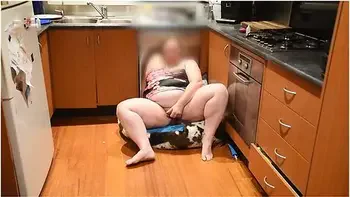Crazy Chubby Milf Stepmom Fucks Pussy With Vegetable After Getting High