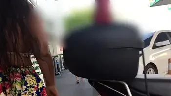 Mostrando Meu Cúzinho  Plugado e Mijando em público !!!