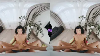 Mini Mitzi’s virtual reality experience is damn hot!