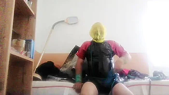 SklaveAndreas peitscht sein Schwanz in Latex