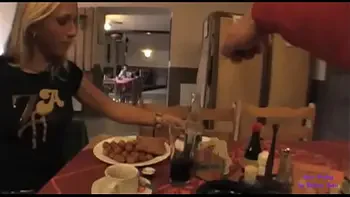 A pranzo con Denisa mi viene voglia di scoparla nel bagno del ristorante