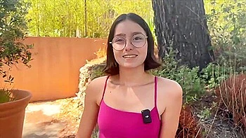 19 Years Old Cosmetics Sales Woman In Paris (penelope)