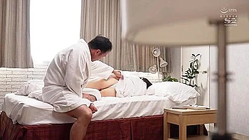 軽蔑しているスホンサーのセクハラとまさかの相部屋に 断れない絶倫性交に不覚にもイキまくったレースクイーン 仁藤さや香