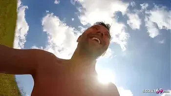 Echtes junges Paar treibt es auf der Wiese im Urlaub in den Alpen - German POV