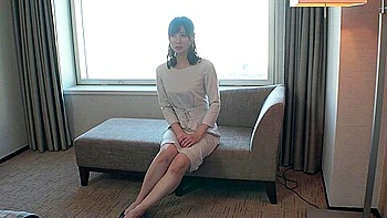 デパートで受付嬢をしている四十路熟女が性欲解放！