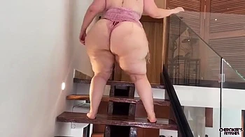 Ursula Suarez In Stair Teas