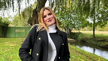 Cat In Mini wanted to keep the surprise effect... - Jacquie et Michel TV