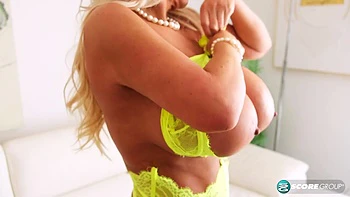 Mega-mega-Stacked Blonde Showgirl Bares Her Bombshell Bod - Victoria Vale - Scoreland
