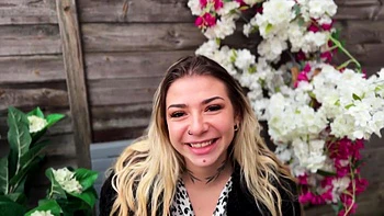 Luna, 30, offers the services of two handsome stallions! - Jacquie et Michel TV