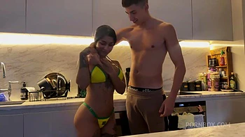 Yasmina Khan Recibe Una Polla Enorme En La Cocina Y La Revientan El Culo Contra La Encimera Arabe De Tetas Y Culo Enorme