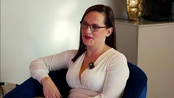 Nina, 35, business manager in Aix-en-Provence (13)! - Jacquie et Michel TV