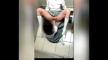 Dos Alumnas Lesbianas Mexicanas Tocándose en el Baño de la Escuela y Haciendo Sexo Oral! Dos ESTUDIANTES LESBIANAS MEXICANAS Calientes en el Baño de Mujeres se TOCAN Hasta TERMINAR!