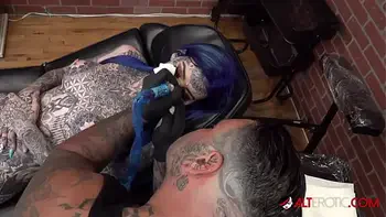 Australian beauty Amber Luke gets a new nose tattoo