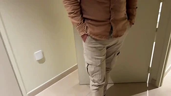 shasha baise un mec dans les chiottes du cinema