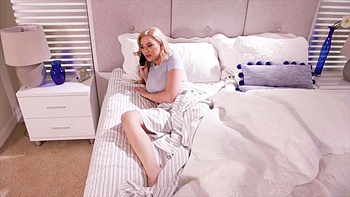 Lola, 28, fucked by two guys for her comeback! - Jacquie et Michel TV