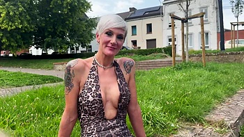 Chloe and Elisa share the good plan - Jacquie et Michel TV