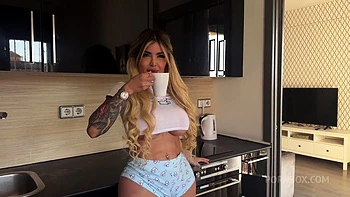 La argentina que vive conmigo es reputa y le encanta que se la