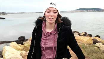 Rose is blowing out two big candles for her 20th birthday! - Jacquie et Michel TV