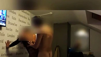 a l arrache contre le mur avant de finir sur le lit