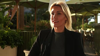 Jessie experiences the tornado Marie ... - Jacquie et Michel TV