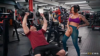 Kona Jade In Sexy Fit Gets Fucked Doggystyle In The Gym
