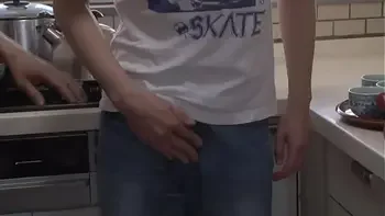 嫁いだ大家族は全員覗き魔　夫の家族は4人家族で全員男。それも覗きが家風という変態家族であった。まだまだ現役で勢力旺盛な義父、Hな事を考えさせたら右に出る者はいない長男、純粋な覗き好きな三男、元引きこもりで巨乳好きの四男。　Full→https://bit.ly/3dou3y8