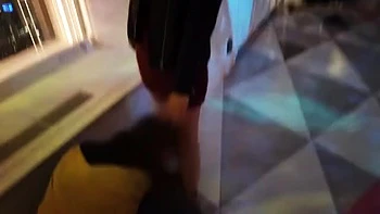 ミニスカ美女が中年男とデートしてホテルでセクシー紐パンティチラリ